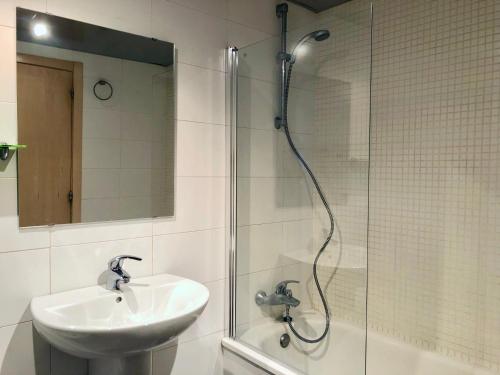 Kupaonica, Luminoso Apartamento a 10 minutos de Granada con Piscina in Alhendin Kupaonica, Luminoso Apartamento a 10 minutos de Granada con Piscina in Alhendin