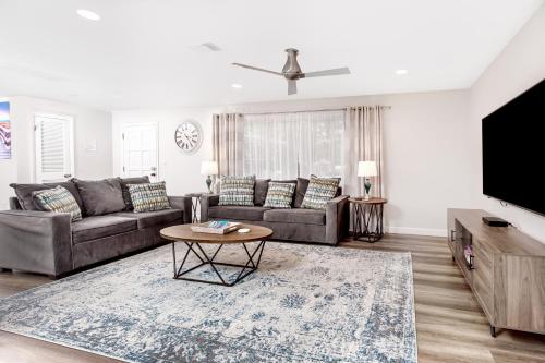 Modern Home, Heated Pool, Close to Beaches! in Tarpon Springs (FL) Modern Home, Heated Pool, Close to Beaches! in Tarpon Springs (FL)