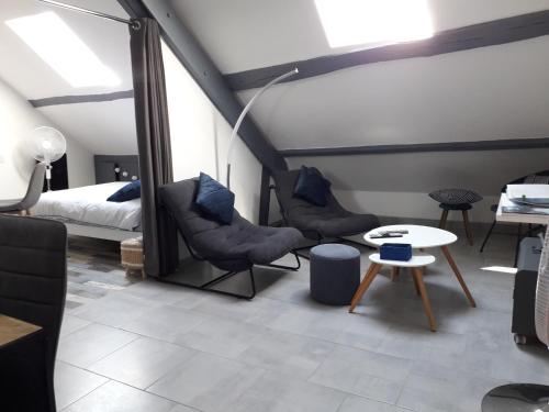 Le Mini Loft Montargis centre 1 a 4 personnes climatisation parking linge wifi freebox Netflix in Montargis Le Mini Loft Montargis centre 1 a 4 personnes climatisation parking linge wifi freebox Netflix in Montargis