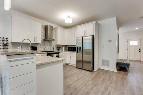 Kitchen, Luxury Atlanta Home - Self Check-in Pet Friendly Free Parking in Pittsburgh Kitchen, Luxury Atlanta Home - Self Check-in Pet Friendly Free Parking in Pittsburgh