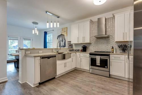 Kitchen, Luxury Atlanta Home - Self Check-in Pet Friendly Free Parking in Pittsburgh Kitchen, Luxury Atlanta Home - Self Check-in Pet Friendly Free Parking in Pittsburgh