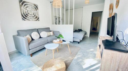 Le Châtaignier Modern center parking garden