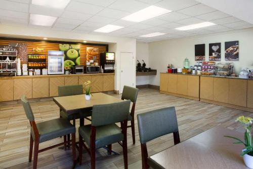 طعام و مشروبات, لا كوينتا إن باي ويندهام أوستين كابيتول / داون تاون (La Quinta Inn by Wyndham Austin Capitol / Downtown) in مركز مدينة أوستن طعام و مشروبات, لا كوينتا إن باي ويندهام أوستين كابيتول / داون تاون (La Quinta Inn by Wyndham Austin Capitol / Downtown) in مركز مدينة أوستن
