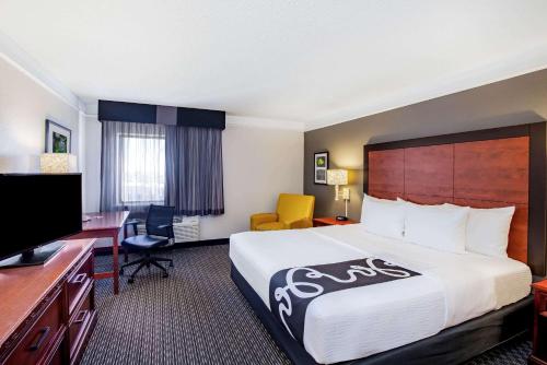 ลา ควินตา อินน์ แอนด์ สวีท บาย วินด์แฮม ฮุสตัน เบย์ทาวน์ อีสต์ (La Quinta Inn & Suites by Wyndham Houston Baytown East) in เบย์ทาวน์ (TX) ลา ควินตา อินน์ แอนด์ สวีท บาย วินด์แฮม ฮุสตัน เบย์ทาวน์ อีสต์ (La Quinta Inn & Suites by Wyndham Houston Baytown East) in เบย์ทาวน์ (TX)