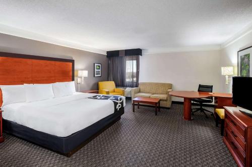 ลา ควินตา อินน์ แอนด์ สวีท บาย วินด์แฮม ฮุสตัน เบย์ทาวน์ อีสต์ (La Quinta Inn & Suites by Wyndham Houston Baytown East) in เบย์ทาวน์ (TX) ลา ควินตา อินน์ แอนด์ สวีท บาย วินด์แฮม ฮุสตัน เบย์ทาวน์ อีสต์ (La Quinta Inn & Suites by Wyndham Houston Baytown East) in เบย์ทาวน์ (TX)