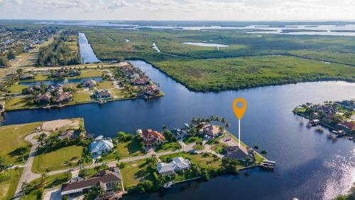 STUNNING Waterfront Villa with Infinity Pool, Spa, Preserve Views Casa del Sol - Roelens in Matlacha (FL) STUNNING Waterfront Villa with Infinity Pool, Spa, Preserve Views Casa del Sol - Roelens in Matlacha (FL)