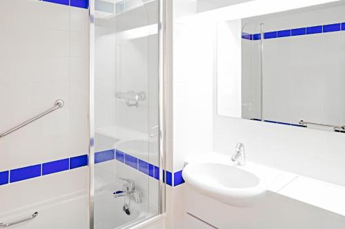 Baño, Warrington Motel, J20 M6 Lymm Services in Lymm Baño, Warrington Motel, J20 M6 Lymm Services in Lymm