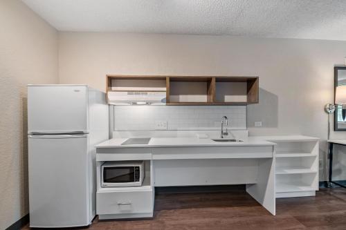 Kitchen, Extended Stay America Premier Suites - Miami - Downtown Brickell - Cruise Port in Coral Way Kitchen, Extended Stay America Premier Suites - Miami - Downtown Brickell - Cruise Port in Coral Way