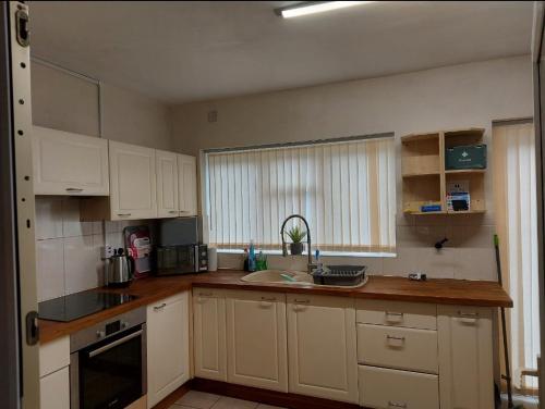 Kitchen, Bella's Cozy Rooms Wednesbury in Wednesbury Kitchen, Bella's Cozy Rooms Wednesbury in Wednesbury