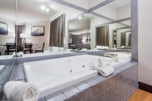 Red Roof Inn & Suites Omaha - Council Bluffs in Council Bluffs (IA) Red Roof Inn & Suites Omaha - Council Bluffs in Council Bluffs (IA)