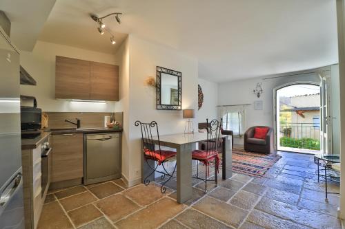 Les Arcades in Villecroze Les Arcades in Villecroze