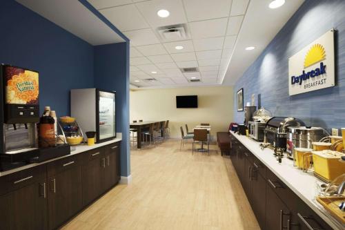 Food and beverages, Days Inn & Suites by Wyndham Altoona in Altoona (PA) Food and beverages, Days Inn & Suites by Wyndham Altoona in Altoona (PA)
