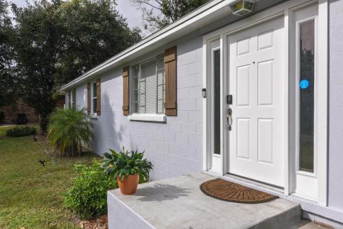 Entrance, Sleeps 10! Near Orlando-Disney-Daytona-Beaches-Races in Orange City (FL) Entrance, Sleeps 10! Near Orlando-Disney-Daytona-Beaches-Races in Orange City (FL)