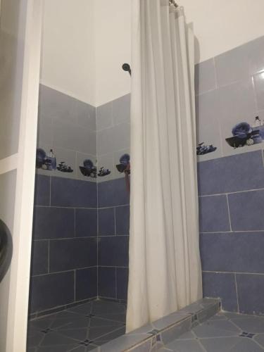 Fürdőszoba, Hôtel Glacier (Hotel Glacier) in Fes El Jdid Fürdőszoba, Hôtel Glacier (Hotel Glacier) in Fes El Jdid