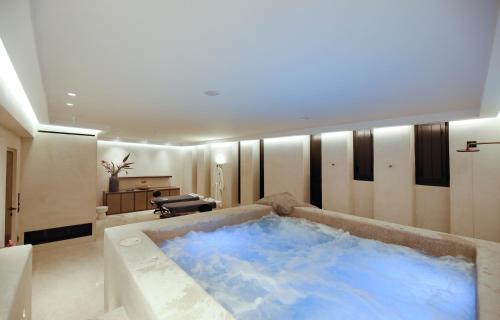 Pezsgőfürdő, Aeonic Suites and Spa in Agio Ioannis Pezsgőfürdő, Aeonic Suites and Spa in Agio Ioannis