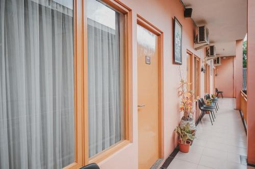 RedDoorz near Plaza Ambarukmo