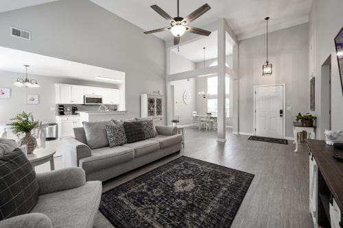 Bright Open House Minutes To Downtown Cartersville in Smyrna (GA) Bright Open House Minutes To Downtown Cartersville in Smyrna (GA)