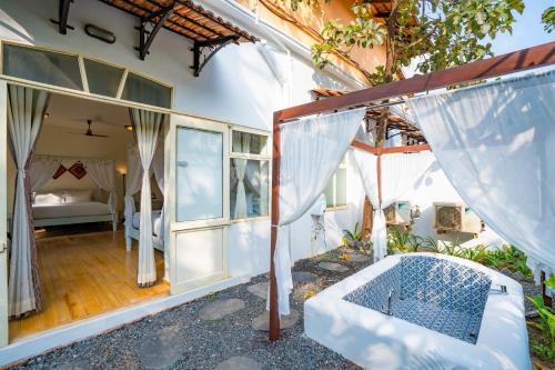 Casa de banho, Moustache Goa Luxuria in Goa Casa de banho, Moustache Goa Luxuria in Goa