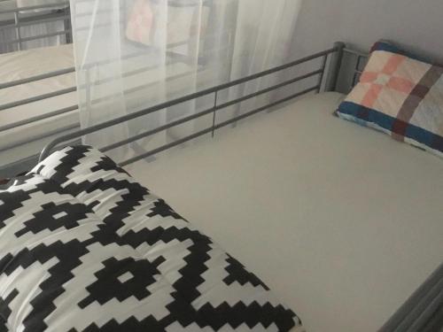 Just for sleep - Parisian Male dorm room - daily stay from 20h to 10h in Bobigny Just for sleep - Parisian Male dorm room - daily stay from 20h to 10h in Bobigny