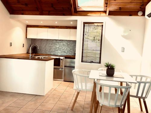 PALM BEACH COTTAGE WITH FANTASTIC VIEWS AND PRIVATE SPA POOL, WIFI, SKY TV, DBLE SKY AND POSSIBLY A in Waiheke Island PALM BEACH COTTAGE WITH FANTASTIC VIEWS AND PRIVATE SPA POOL, WIFI, SKY TV, DBLE SKY AND POSSIBLY A in Waiheke Island