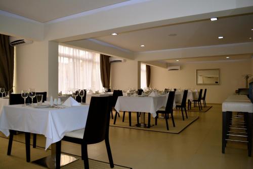 Restaurang, New Brookfields Hotel in Freetown Restaurang, New Brookfields Hotel in Freetown