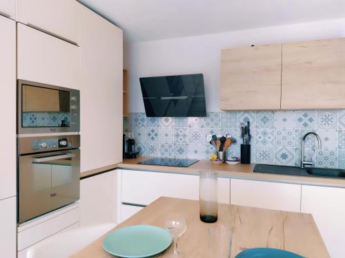Kitchen, Le 5 SUD Anglet Piscine Parking WIFI in Anglet Kitchen, Le 5 SUD Anglet Piscine Parking WIFI in Anglet