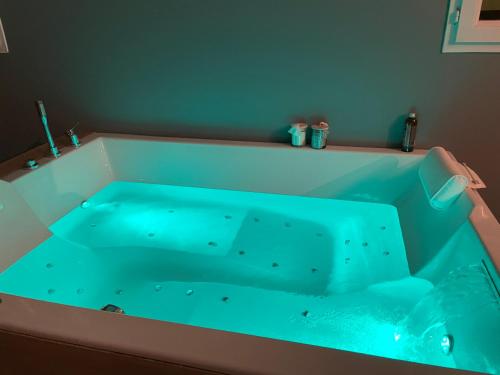 Spa, Mas Hinaiti - Suite romantique avec Spa et ecran geant de cinema in Ovalie Spa, Mas Hinaiti - Suite romantique avec Spa et ecran geant de cinema in Ovalie