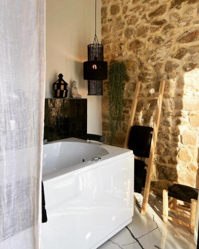 Bathroom, La Planque - Chambres avec Jacuzzi in Fleury-en-Bière Bathroom, La Planque - Chambres avec Jacuzzi in Fleury-en-Bière