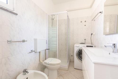 Bathroom, Villa Marea by BarbarHouse in Morciano Bathroom, Villa Marea by BarbarHouse in Morciano
