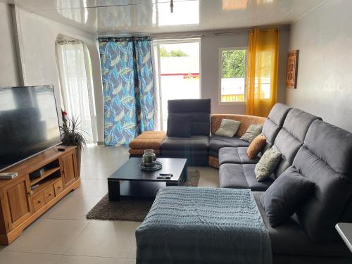 kawasan lounge/TV kongsi, Escapade dans l'Est , chambre confort avec piscine in Saint Andre kawasan lounge/TV kongsi, Escapade dans l'Est , chambre confort avec piscine in Saint Andre