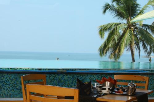 مطعم, فندق ومركز مؤتمرات ذا كويلون بيتش (The Quilon Beach Hotel & Convention Center) in كولام مطعم, فندق ومركز مؤتمرات ذا كويلون بيتش (The Quilon Beach Hotel & Convention Center) in كولام