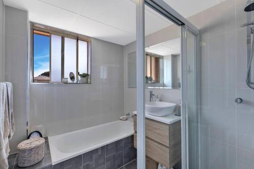 Μπάνιο, Spacious 2BR near The Entrance Beach - 7Min Walk! in Σέντραλ Κόουστ Μπάνιο, Spacious 2BR near The Entrance Beach - 7Min Walk! in Σέντραλ Κόουστ