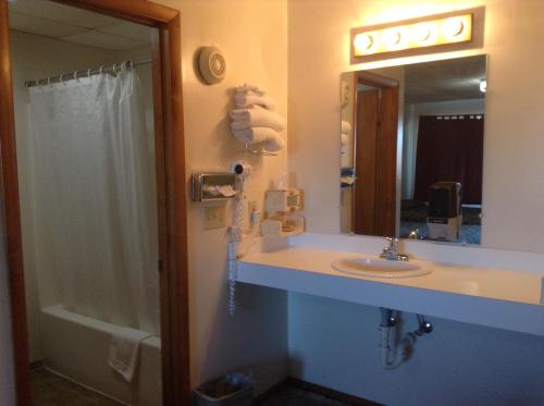 Bathroom, Downtown Motel in Gaylord (MI) Bathroom, Downtown Motel in Gaylord (MI)