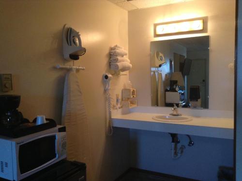 Bathroom, Downtown Motel in Gaylord (MI) Bathroom, Downtown Motel in Gaylord (MI)