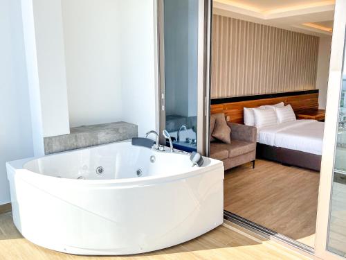Hot tub, Triton Prestige Seaview and Spa in South Male Atoll Hot tub, Triton Prestige Seaview and Spa in South Male Atoll