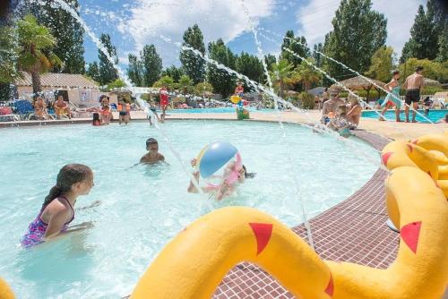 Swimming pool, Vos meilleures vacances au Montourey! in Cais Swimming pool, Vos meilleures vacances au Montourey! in Cais
