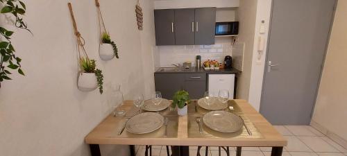 Kitchen, L'ESCALE : Duplex 4 pers. ASTERIX, AEROPORT ROISSY CDG, PARIS in Vémars Kitchen, L'ESCALE : Duplex 4 pers. ASTERIX, AEROPORT ROISSY CDG, PARIS in Vémars