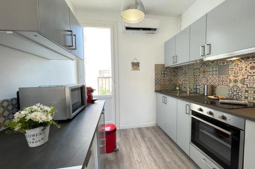 Kitchen, Les Temps Heureux Petite Terrasse Clim-Netflix in District 05 Kitchen, Les Temps Heureux Petite Terrasse Clim-Netflix in District 05