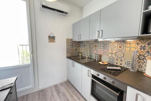 Kitchen, Les Temps Heureux Petite Terrasse Clim-Netflix in District 05 Kitchen, Les Temps Heureux Petite Terrasse Clim-Netflix in District 05