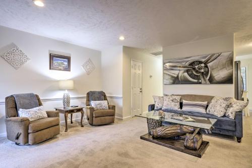 Modern Townhome with Deck and Golf Course Views! in 松林市 Modern Townhome with Deck and Golf Course Views! in 松林市