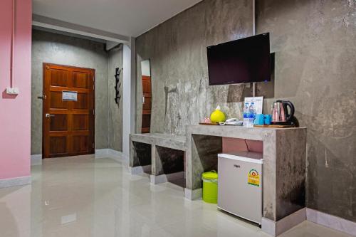 The Guest Hotel near Wat Kaew Ko Wararam The Guest Hotel near Wat Kaew Ko Wararam