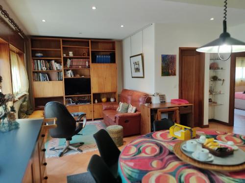 Shared lounge/TV area, Yellow House in Senhora Da Hora Shared lounge/TV area, Yellow House in Senhora Da Hora