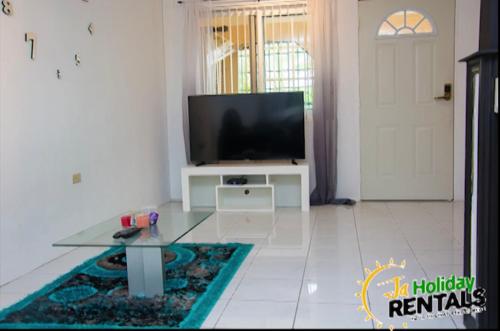 Stunning 2-Bedroom townhouse in Caymanas Stunning 2-Bedroom townhouse in Caymanas