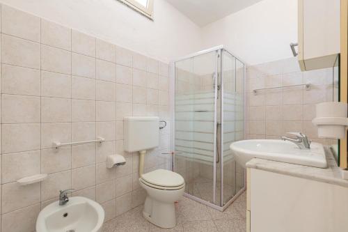 Bathroom, Villa Marea by BarbarHouse in Morciano Bathroom, Villa Marea by BarbarHouse in Morciano