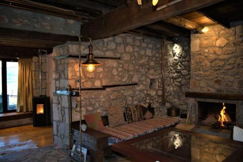 Μικρή Πέτρινη Μεζονέτα 2 (Μικρη Πετρινη Μεζονετα 2) in Polydrosos Μικρή Πέτρινη Μεζονέτα 2 (Μικρη Πετρινη Μεζονετα 2) in Polydrosos