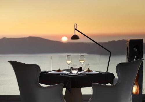 Restaurant, West East Suites in Imerovigli Restaurant, West East Suites in Imerovigli