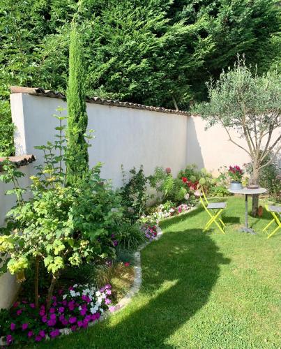 Jardín, La Glycine B&B in Vienne Jardín, La Glycine B&B in Vienne