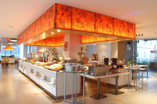 Restaurant, HARRIS Hotel & Conventions Solo in Surakarta Restaurant, HARRIS Hotel & Conventions Solo in Surakarta