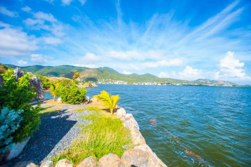 Waterfront 2 Bedroom MobilHome in Marigot Waterfront 2 Bedroom MobilHome in Marigot