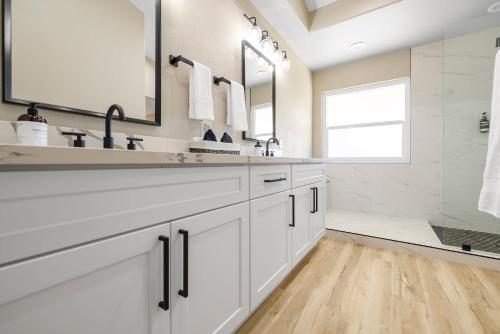 Bathroom, Lux Modern Vegas, Pool, Jacuzzi, Billiards in Boulder City Bathroom, Lux Modern Vegas, Pool, Jacuzzi, Billiards in Boulder City